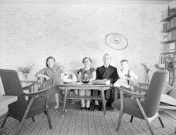 Konfirmasjon. Familiegruppe fra v.:  Randi, Kari, Bjørg, Rei