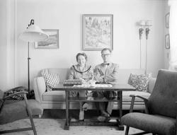 Ektepar fotografert i hjemmet.