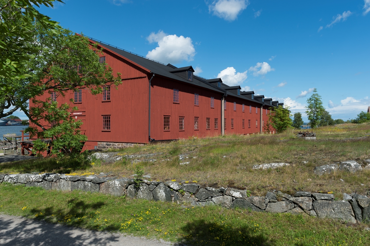 Fotodokumentation av byggnader på Lindholmen i Karlskrona. Inventariekammare 2, uppfördes för förvaring av örlogsfartygens lösa inventarier då fartygen var avrustade för vintern.
