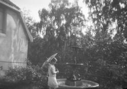 Pike i hagen til Astrupgården. Gerd.