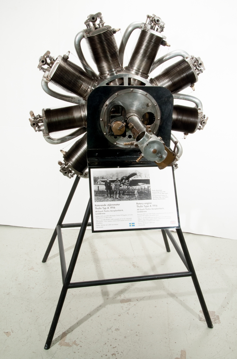 9-cylindrig, luftkyld flygmotor, stjärntyp med roterande vevhus. Märkt: "AE Nr 2" och "Ser. A". Monterad på stativ av trä. Cylindrarna är uppskurna.