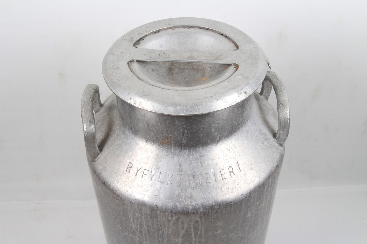 Sylinderformet melkespann med to hanker. Lokk med håndtak. Volum 50 L.