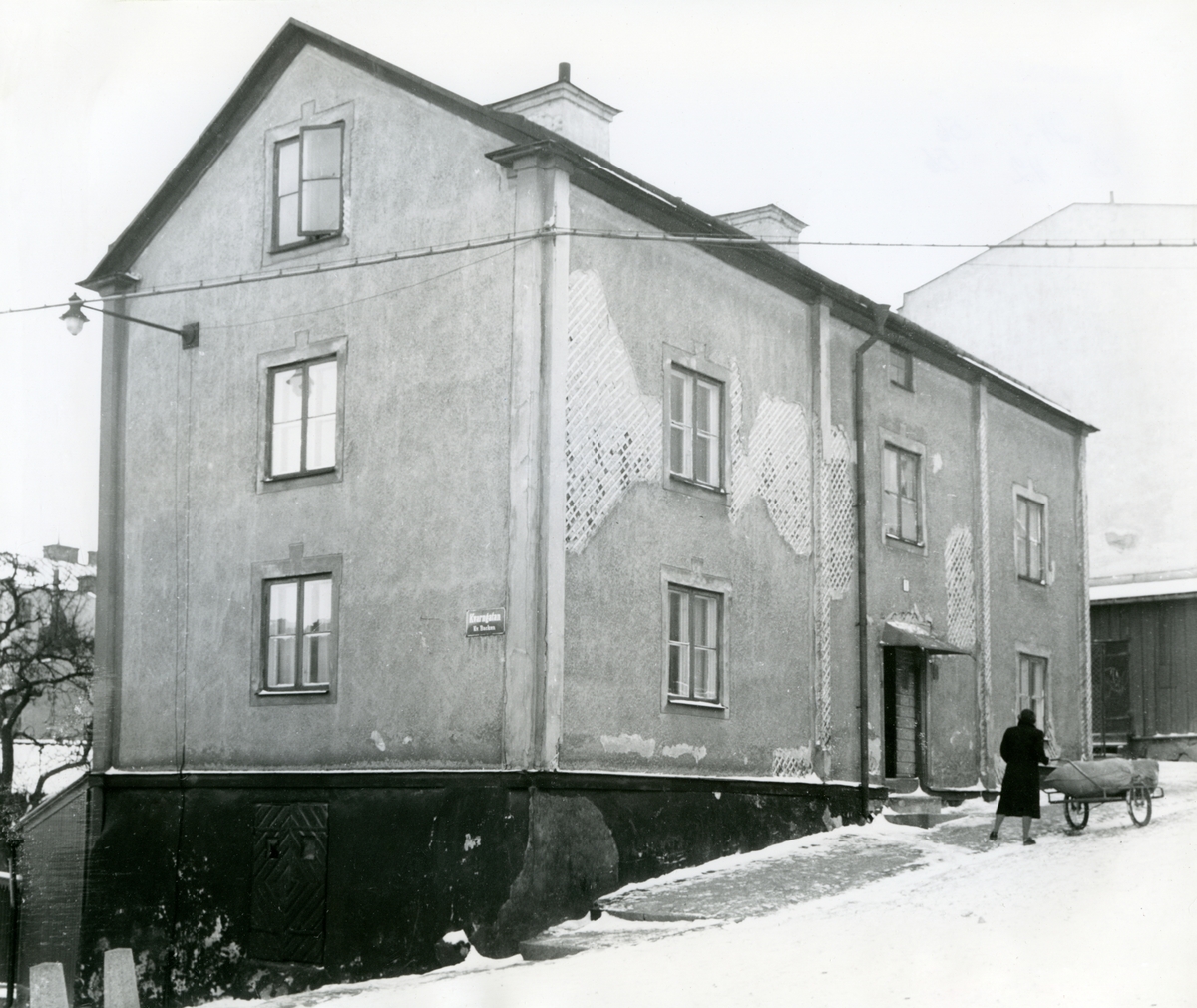 Huset på Butgatan 1 i Norrköping inrymde fyra mindre lägenheter i sina två våningar och staketet längs Kvarngatan finns kvar än idag.