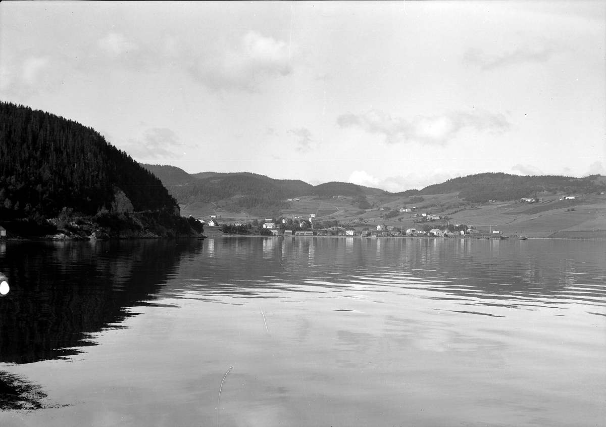 Børsa og Børsa kirke fotografert fra fjorden