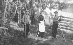 Klær, ljå/rive, hage, I hagen til Tolga-Os pleiehjem.