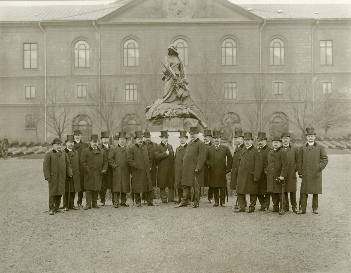 1884-1885 års Karlbergskurs på besök Artillerimuseum (Armémuseum).