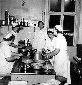 Garnisonssjukhuset Karlsborg, 1950-tal. I köket Mildred Stohlbin, Karin Rosenberg, köksföreståndare Marianne Bernvik, Ester Johansson och Anna Stohlbin. Kortet finns ej på museet, utlånat av Mildred Stohlbin.
