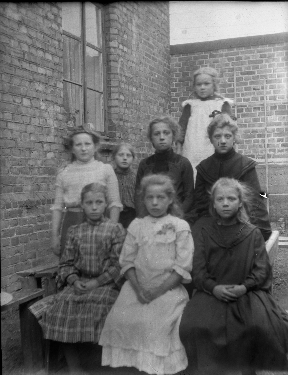 Rikard Berges fotoarkiv. Gruppebilder av barn. Bilde nr. 11.

Fotografier tatt av Rikard Berge. 642 nummer. Samlingen består av negativer bladfilm. Motivene er ført inn i egen protokoll av Berge. Protokollen har tittel "Bilæt-emne"