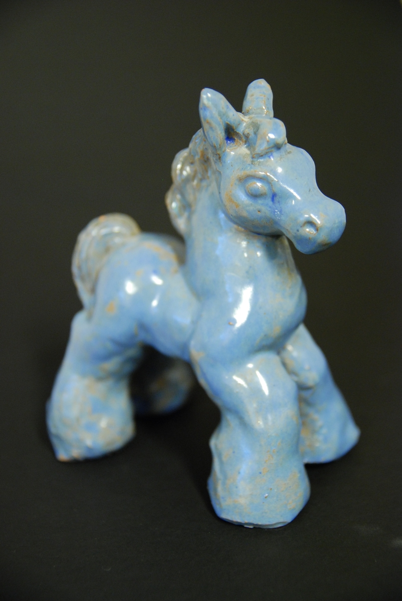 Figurin, häst med ljusblå glasyr, formgiven och modellerad av Märta Willborg 1935 i egen regi.