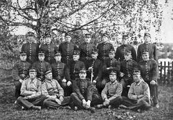 Soldater i uniform. 
Ola Nordmoen i bakre rekke, midten. Te