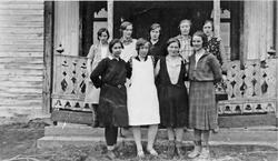 Gruppebilde, kvinner på vevkurs i Os grendeskole
Os Grendes