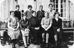 Gruppebilde, kvinner foran bolighus. Sykurs på Lilleøien går