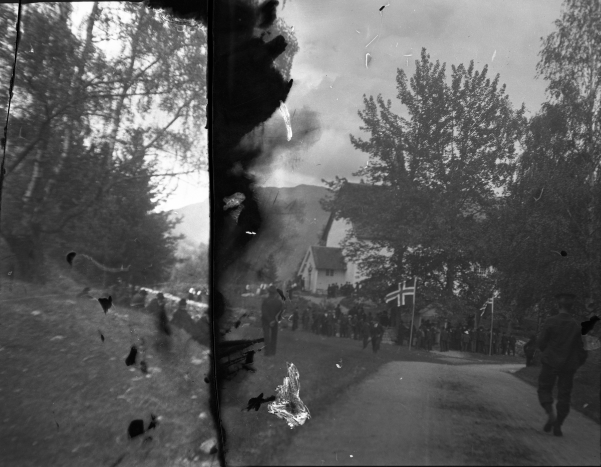 Rikard Berges fotoarkiv. Folk i bunader og klesdrakter fotografert på fjellet, 1905. Bildene er tatt av Johanna Bugge Berge. Bilde nr. 12 ant. Spellemannen Hans Smeland fra Seljord. Bilde nr. 21 ant. 17 mai, Seljord kirke.

Fotografier tatt av Rikard Berge. 642 nummer. Samlingen består av negativer bladfilm. Motivene er ført inn i egen protokoll av Berge. Protokollen har tittel "Bilæt-emne"