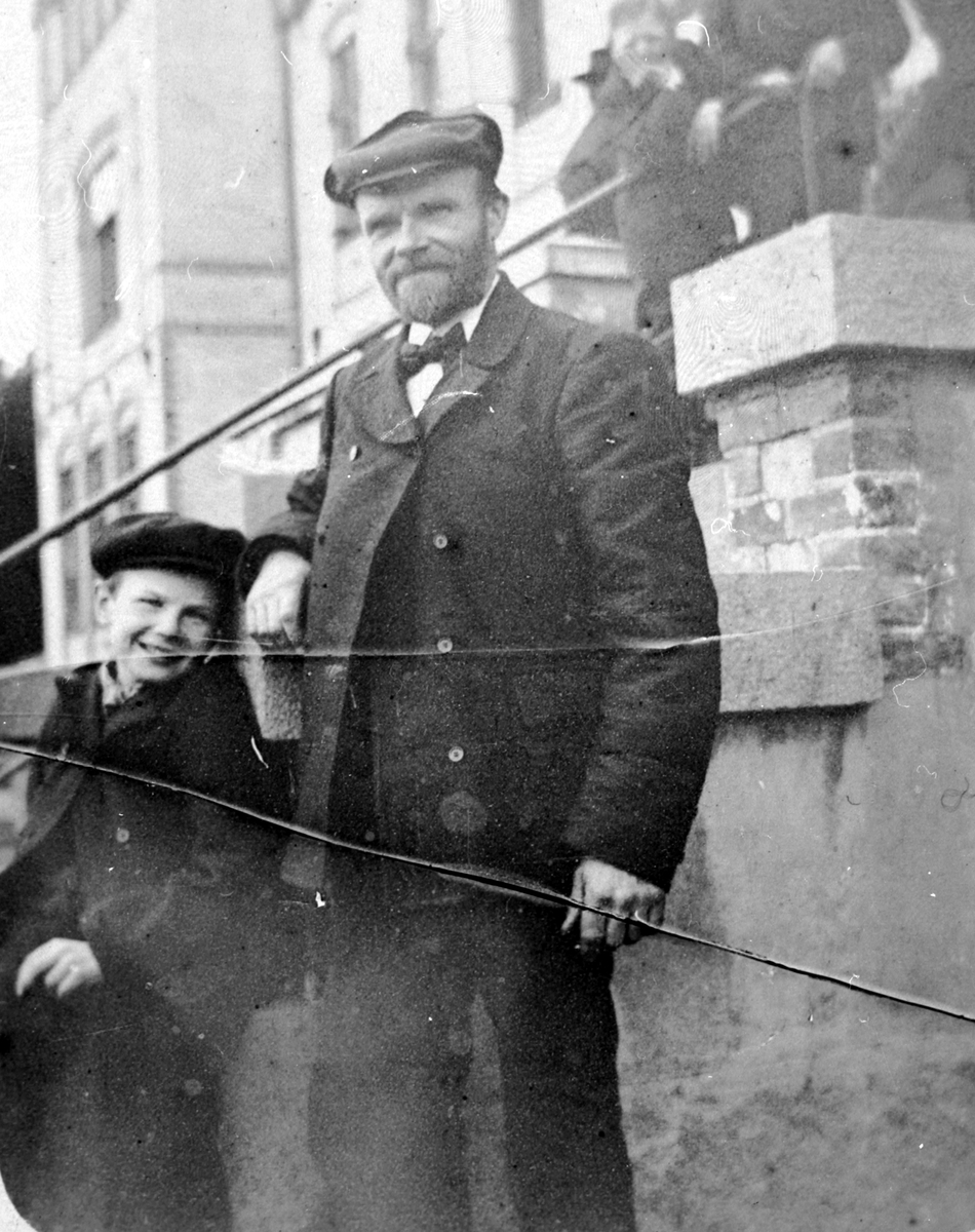 Hermann Enoksen med sønnen Emil, Valvågen i Tranøy.