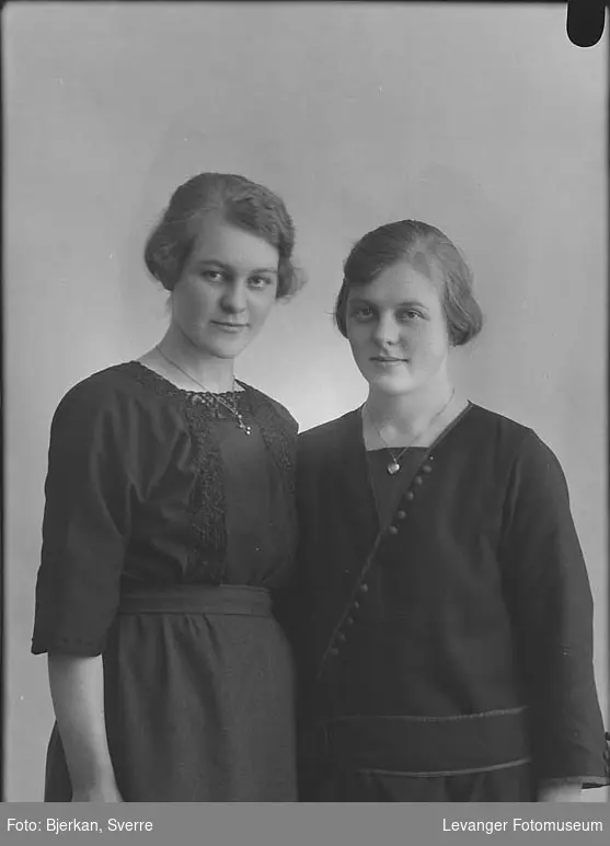 Portrett av to kvinner en med navnent Anna Skogtrø.