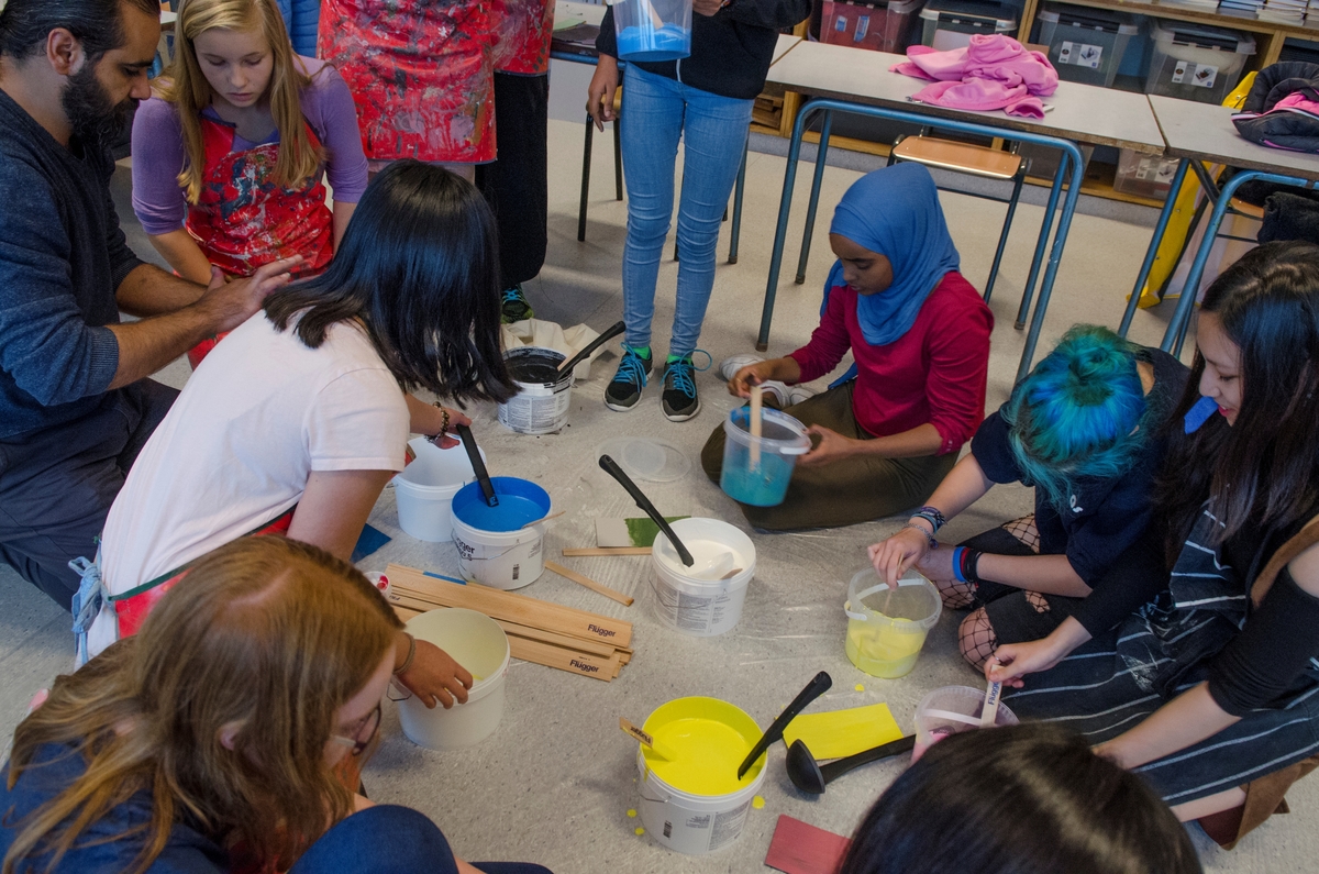 Moi og Salamah skapte et temporært kunstprosjekt sammen med elever i en valgfagsklasse på Ski ungdomsskole. Gjennom de neste ukene skal de se på fargene i byen og landskapet. Kunstnerne ønsket å invitere en gruppe elever til å undersøke Ski gjennom farger. Målet er at de vil se sin hjemby med nye øyne og at vi sammen kan skape nye fortellinger om Ski. Moi inviterte også kunstnar og forfattar Geir Yttervik til å undervise elevane i Josef Albers’ fargelære.