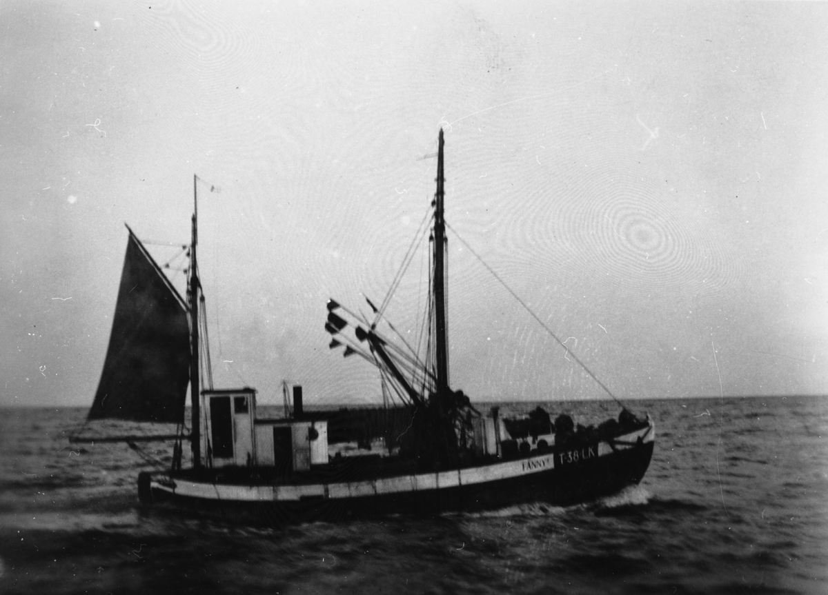 Fiskebåten  M/K  "Fanny" av Lenvik. T 38 LK