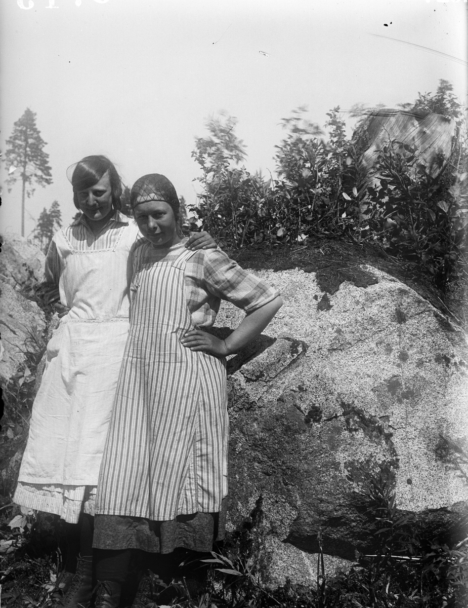 "Två flickor av planteringslaget vid stora stenen", Kattmossen, Altuna socken, Uppland 1924
