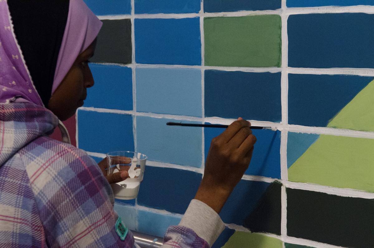 Moi og Salamah skapte et temporært kunstprosjekt sammen med elever i en valgfagsklasse på Ski ungdomsskole. Gjennom de neste ukene skal de se på fargene i byen og landskapet. Kunstnerne ønsket å invitere en gruppe elever til å undersøke Ski gjennom farger. Målet er at de vil se sin hjemby med nye øyne og at vi sammen kan skape nye fortellinger om Ski. Moi inviterte også kunstnar og forfattar Geir Yttervik til å undervise elevane i Josef Albers’ fargelære.