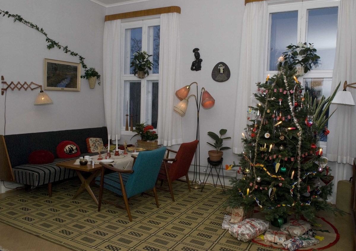 Serie med bilder av julepyntet stue i 1960-talls leiligheten i OBOS-gården, Wessels gt. 15.