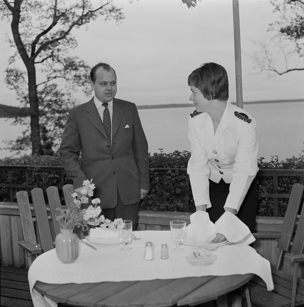 Skarholmen - källarmästare och flicka, Sunnersta, Uppsala 1957