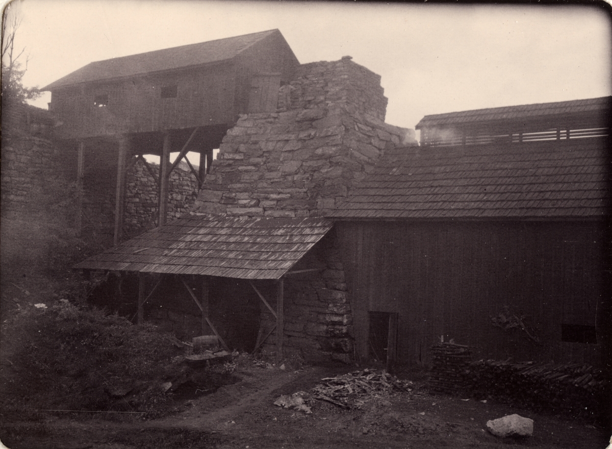 Träkolshytta i Virginia (producerar 6 ton per dygn). Ur album Fotografier från amerikanska Träkolshyttor 1905/1906.