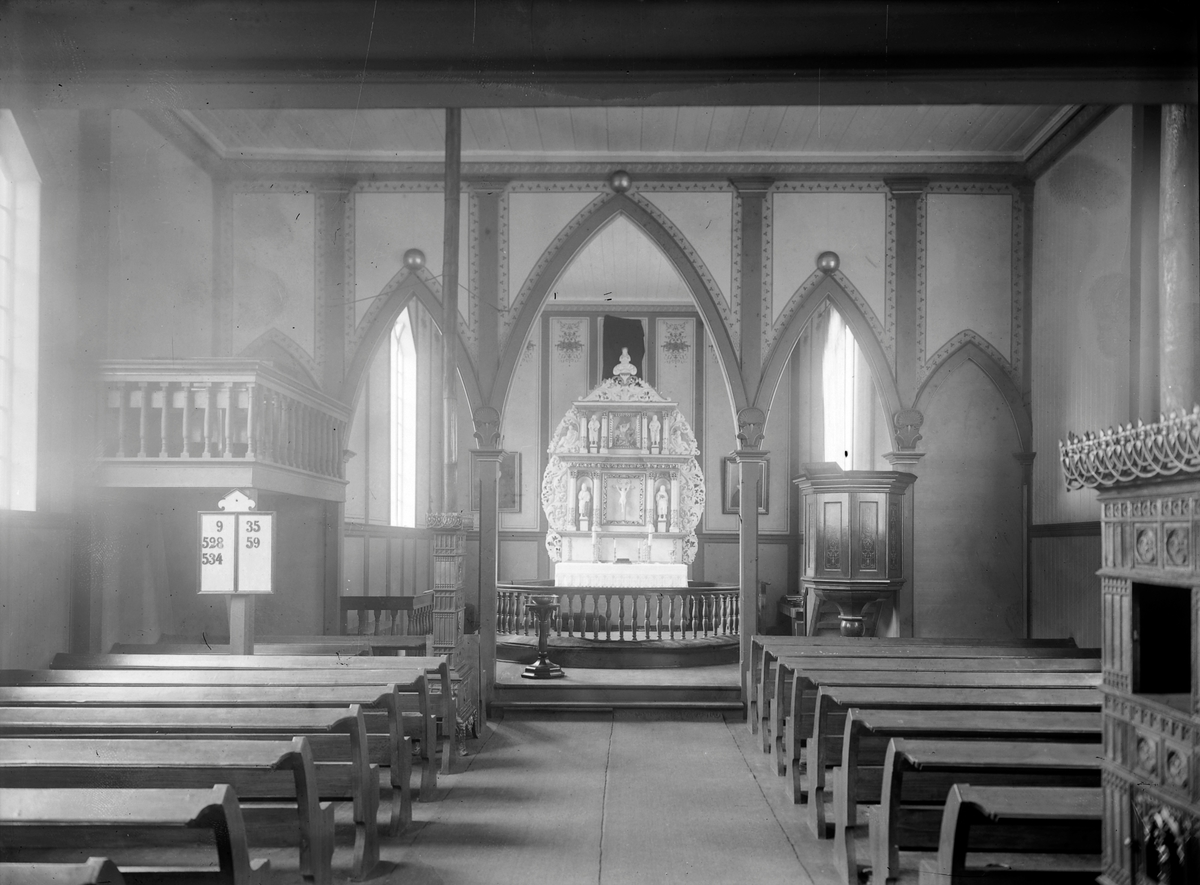 Geitastrand kirke, interiør før ombygging. Fotografert mot øst, med midtgang og alter.