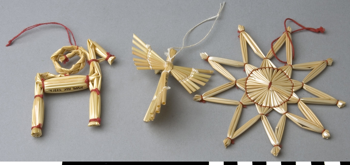 Julgransprydnad, 15 st, av halm, omknutna med röd eller vit bomullstråd. 6 stjärnor, 3 änglar, 2 "kaskadstjärnor", 3 bockar.