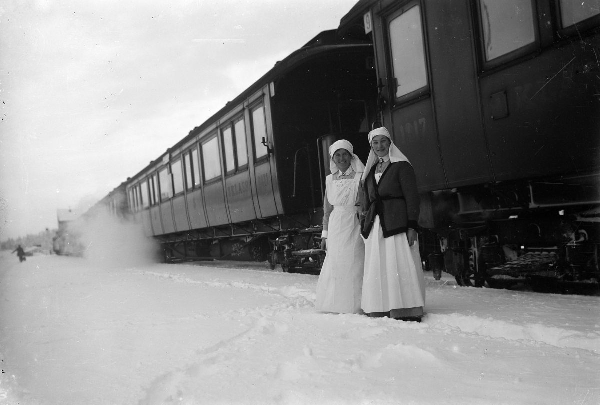 Röda korset, invalidutväxling 1915-1917. Två rödakorssystar vid ett tåg.