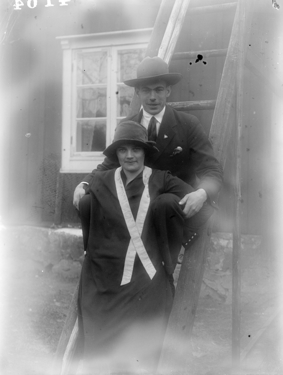 Edit Johansson från Högsberga "med sällskap på stegen", Uppland 1927