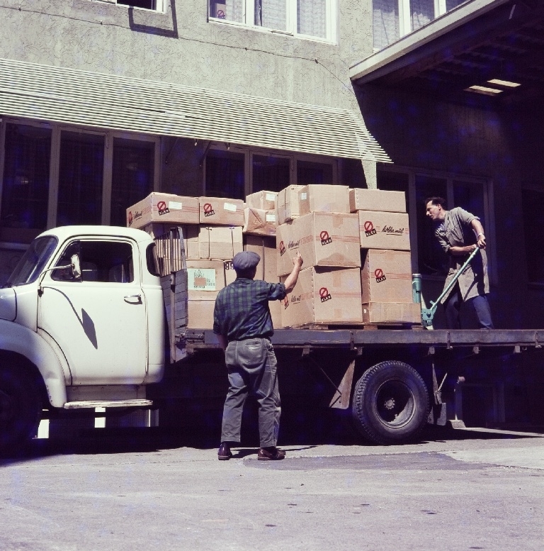 To menn pakker varer på en lastebil til utsending fra konfeksjonsfabrikken til Jonas Øglænd AS på Sandnes.