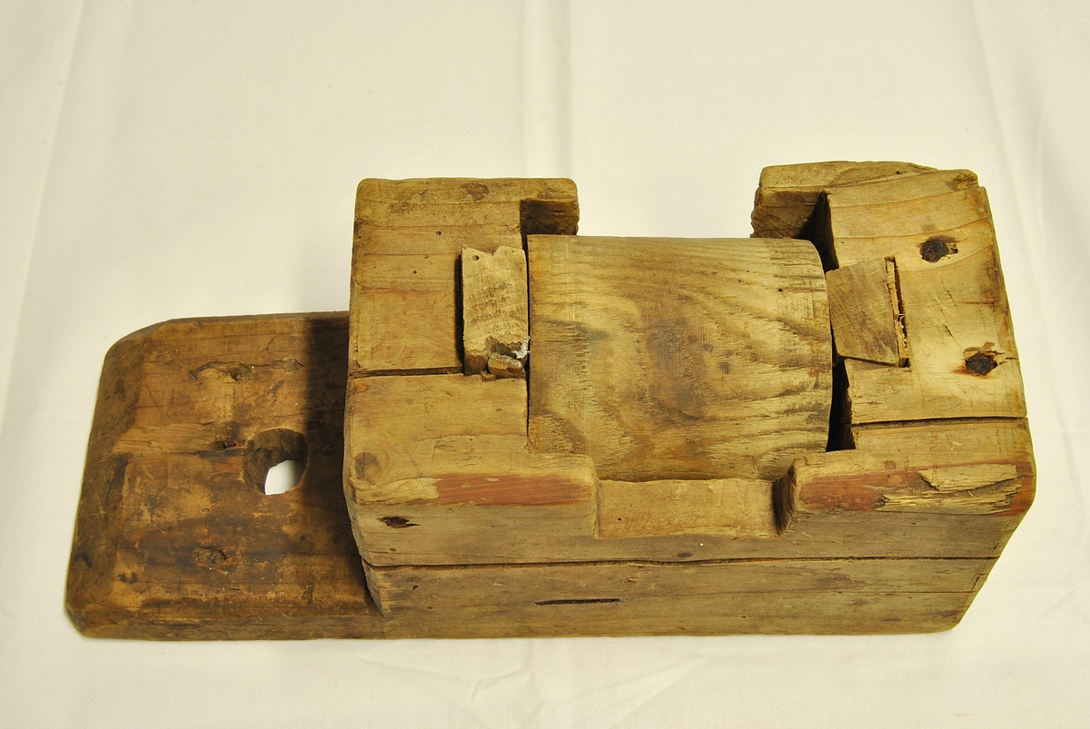 Form: tilnærma rektangulær, og en sylindrisk del