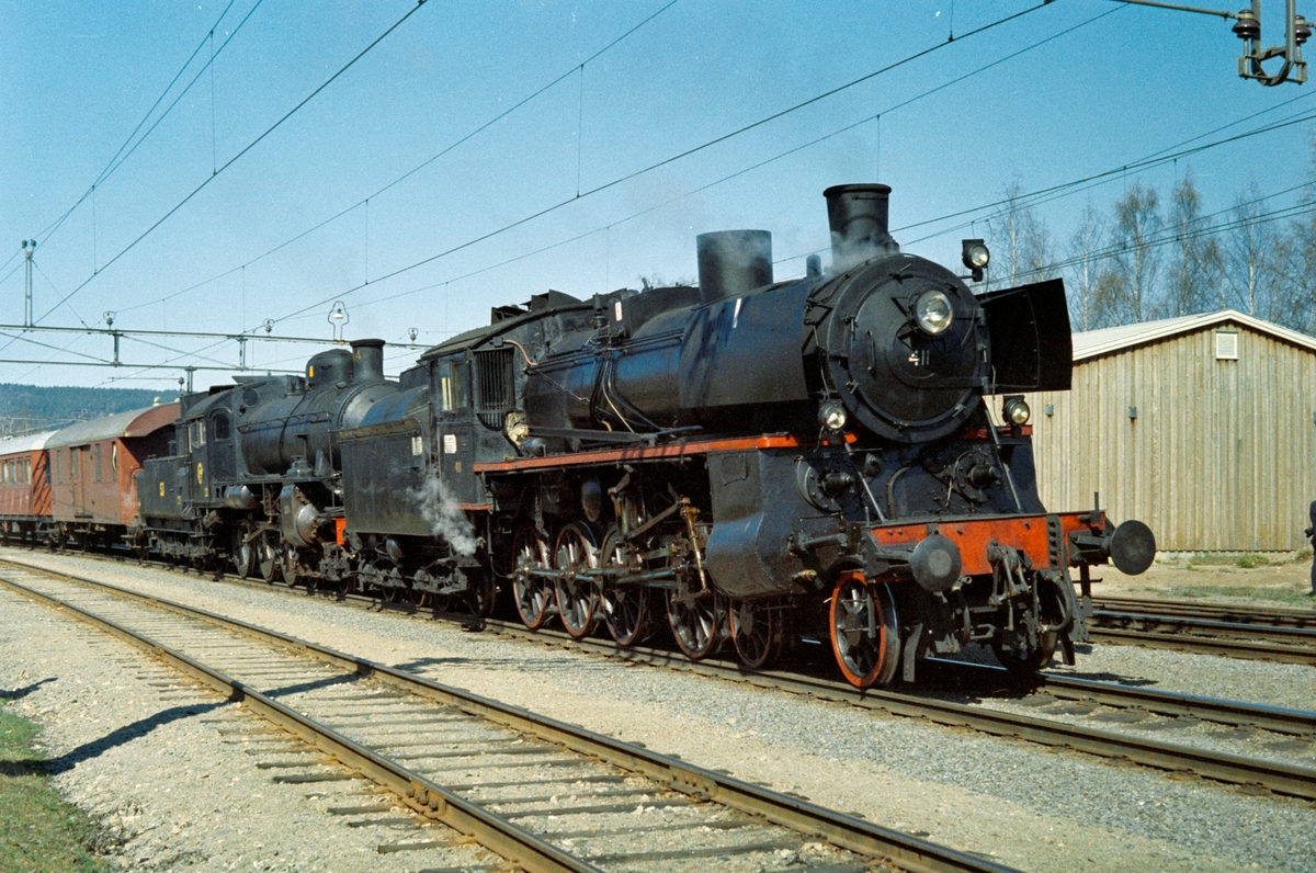 Svenska Järnvägsklubbens veterantog til Norge ankommer Sørumsand stasjon. Toget trekkes av Statens Järnvagars damplokomotiv type B nr. 1314 og NSBs damplokomotiv type 26c nr. 411. .