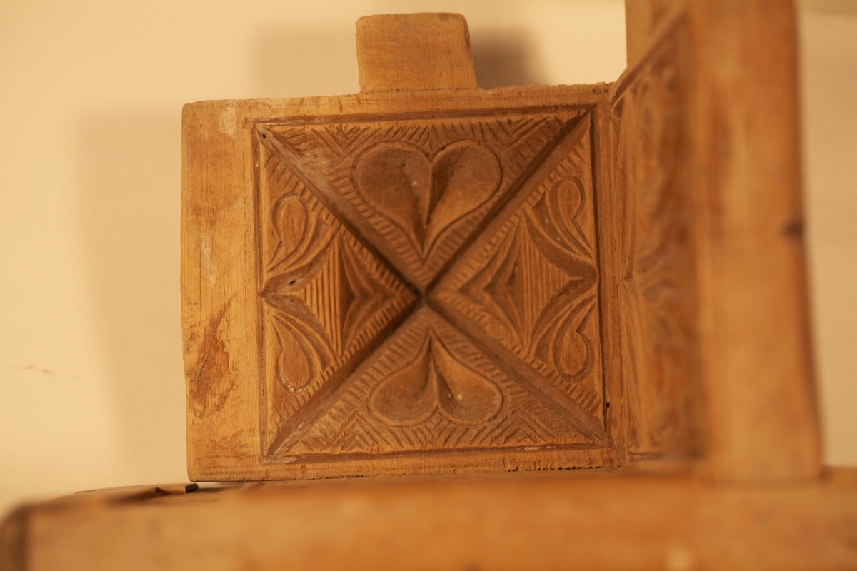 Smørforma er firkanttet med pyramideformet lokk, utskårne hjerte, blad og stjerne.