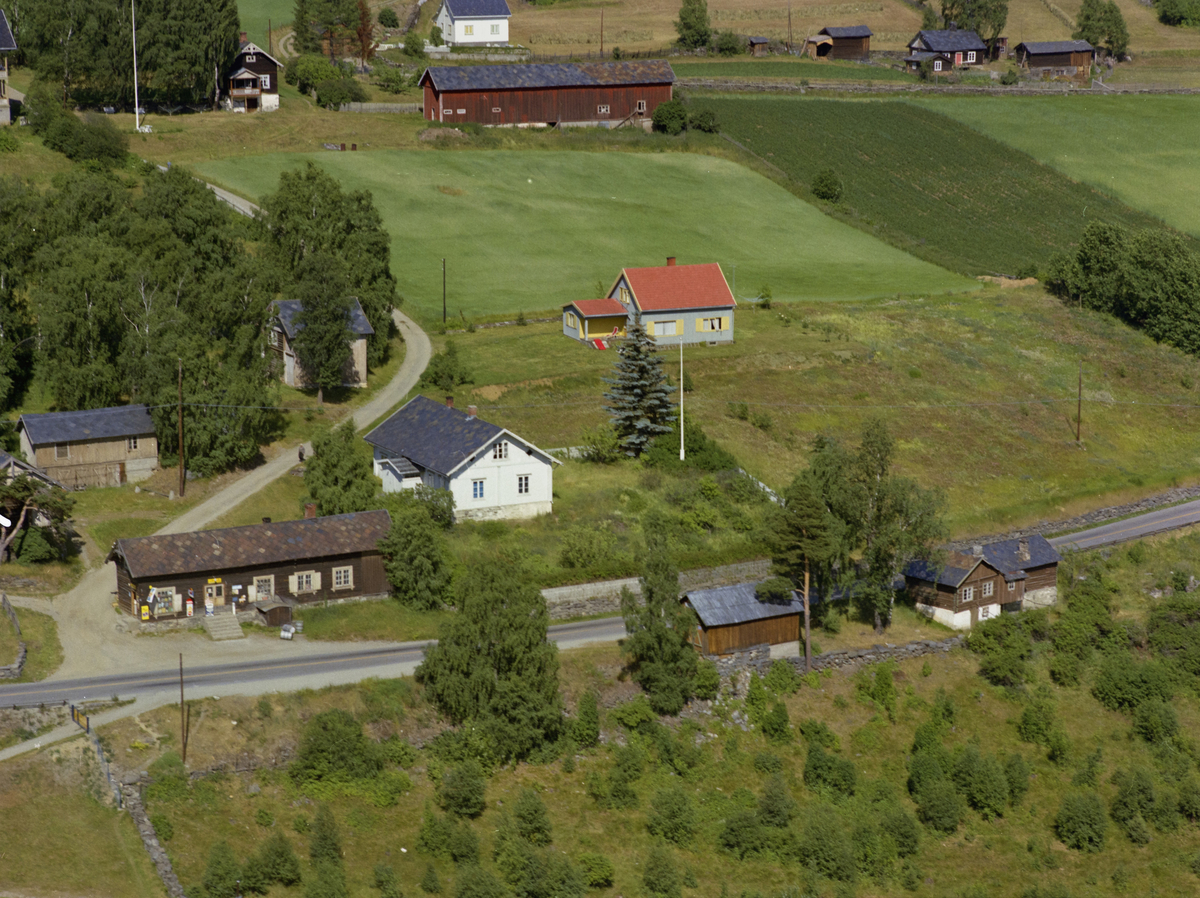 Sør-Fron, Hundorp. Lillehove landhandleri, gammelt lavt hus. Gårdsbruket Lillehove er også nevnt som Hove Øvre.