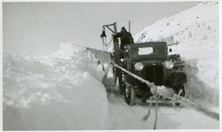 Lastebil med sideplog i arbeid med snørydding på Filefjell m