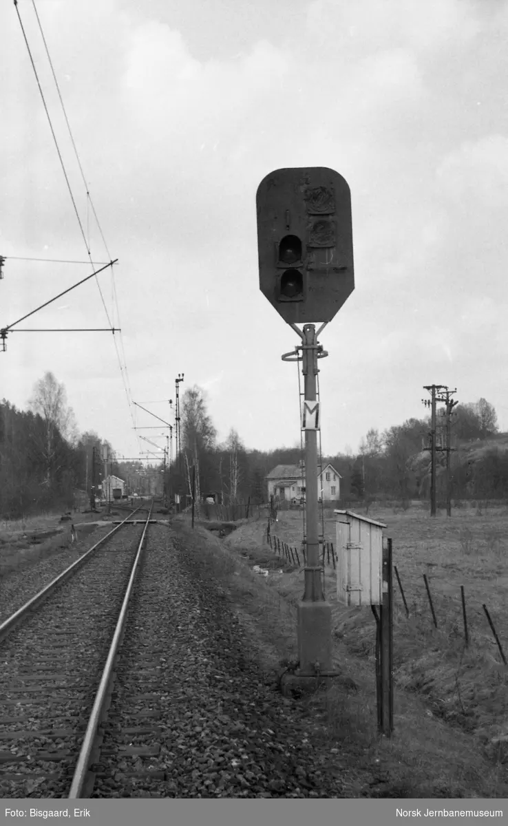 Forsignal for utkjørhovedsignal M på Heggedal stasjon