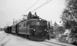 Elektrisk lokomotiv El 11 2079 med godstog nærmer seg Rakkes