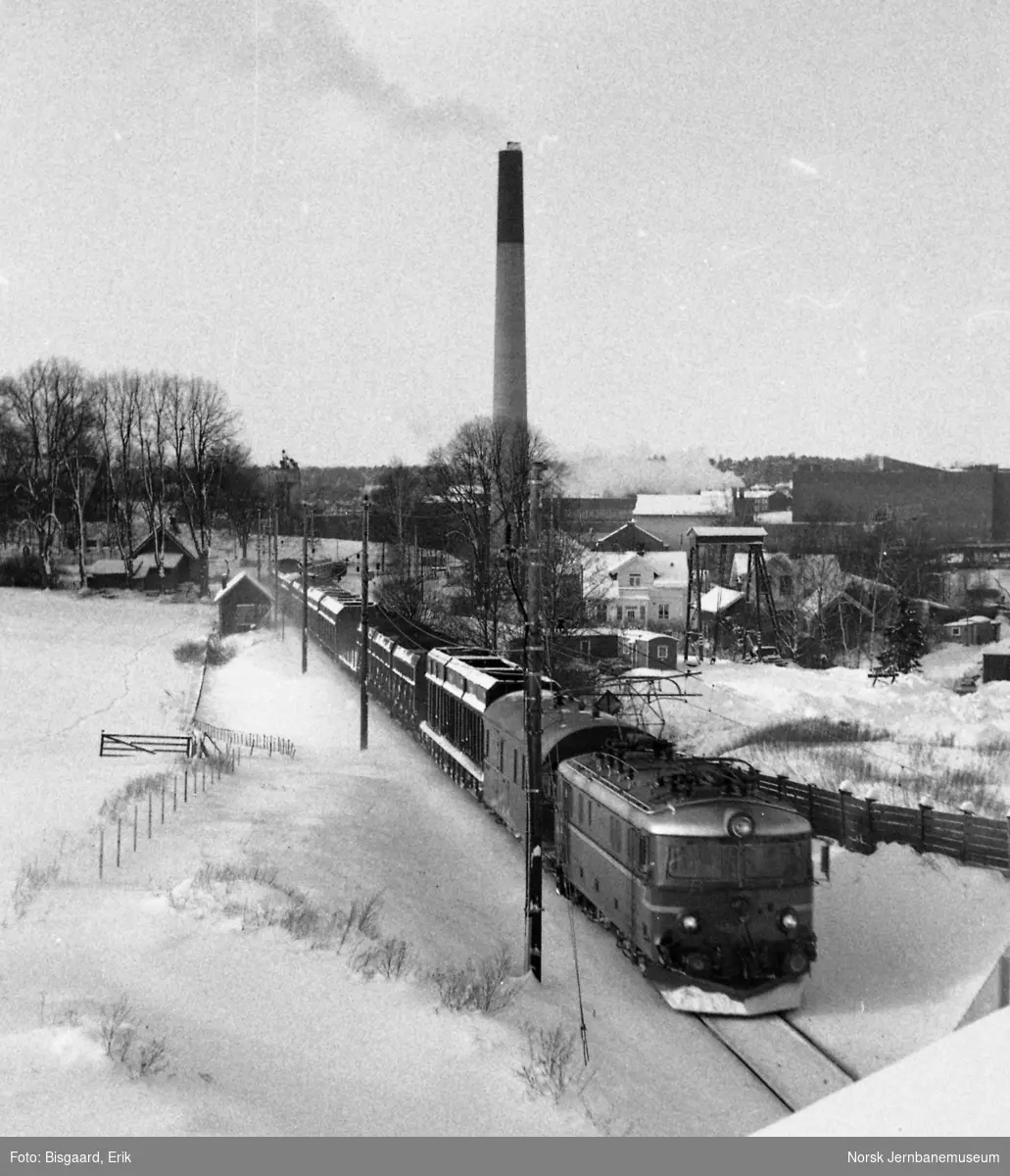 Elektrisk lokomotiv El 11 2091 med godstog ved Hafslund