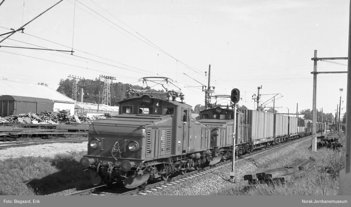Svenske lokomotiver litra Hg2 nr. 679 og 674 ankommer Ski stasjon med godstog