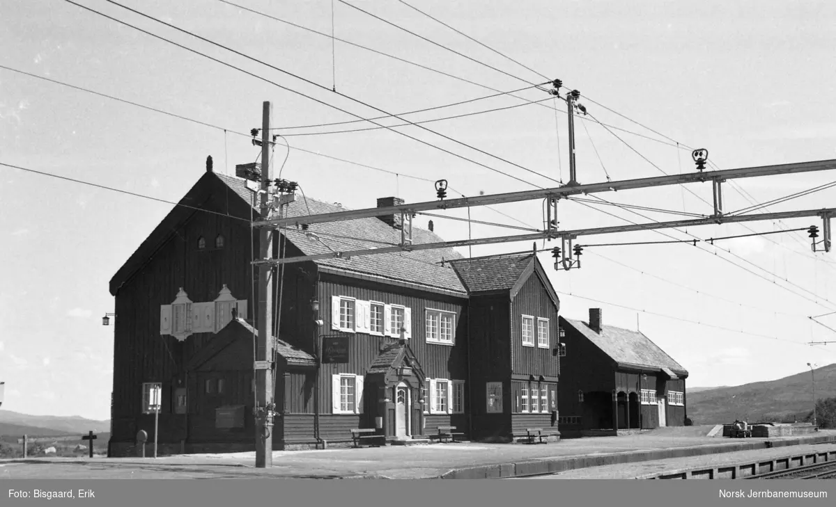 Hjerkinn stasjonsbygning og godshus/uthusbygning