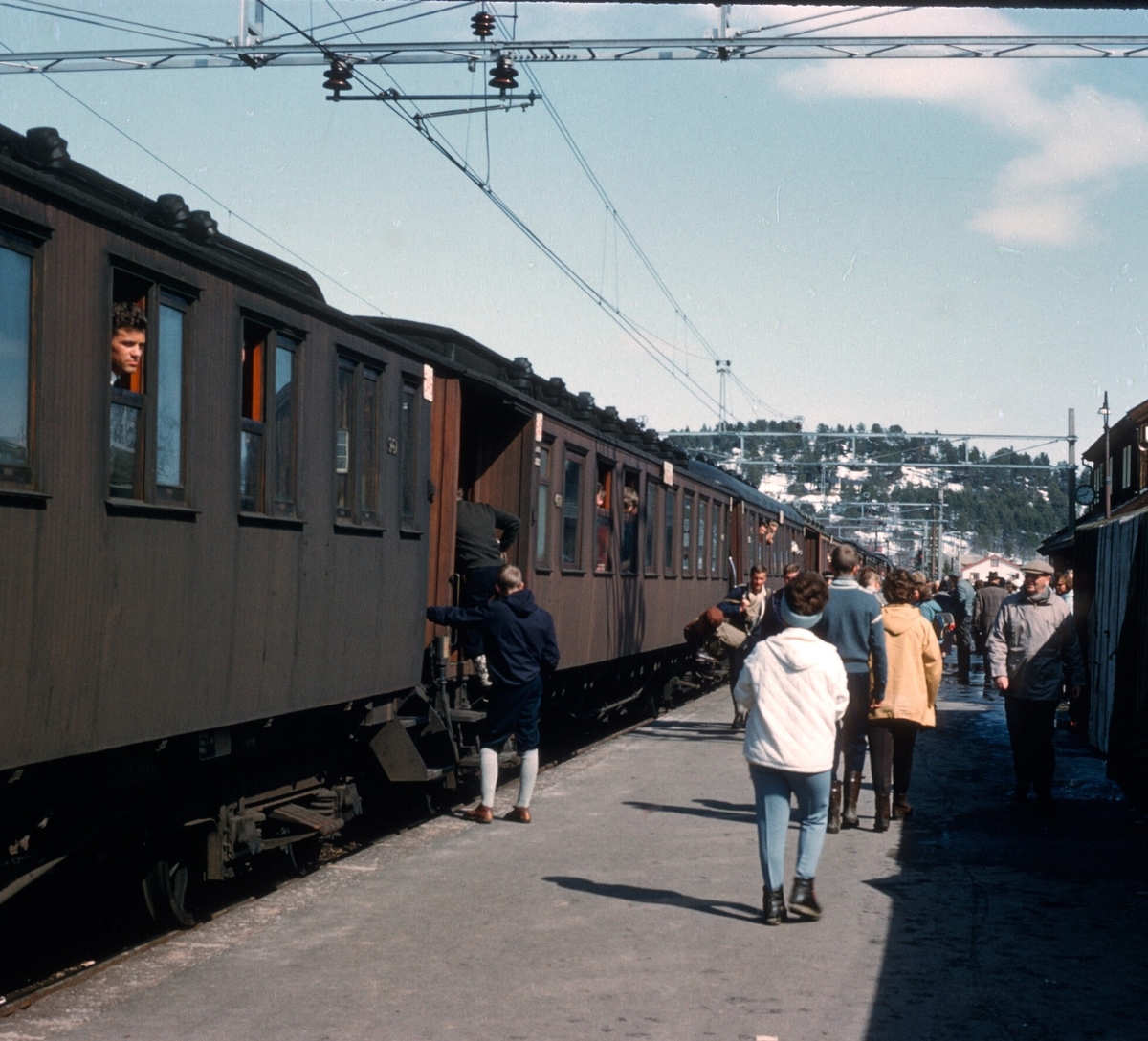 Ekstratog til Bergen tredje påskedag. Strekninga Ål-Ustaoset vart opna for elektrisk drift i desember 1963.
Bildet er tatt av Thorbjørn Pedersen.