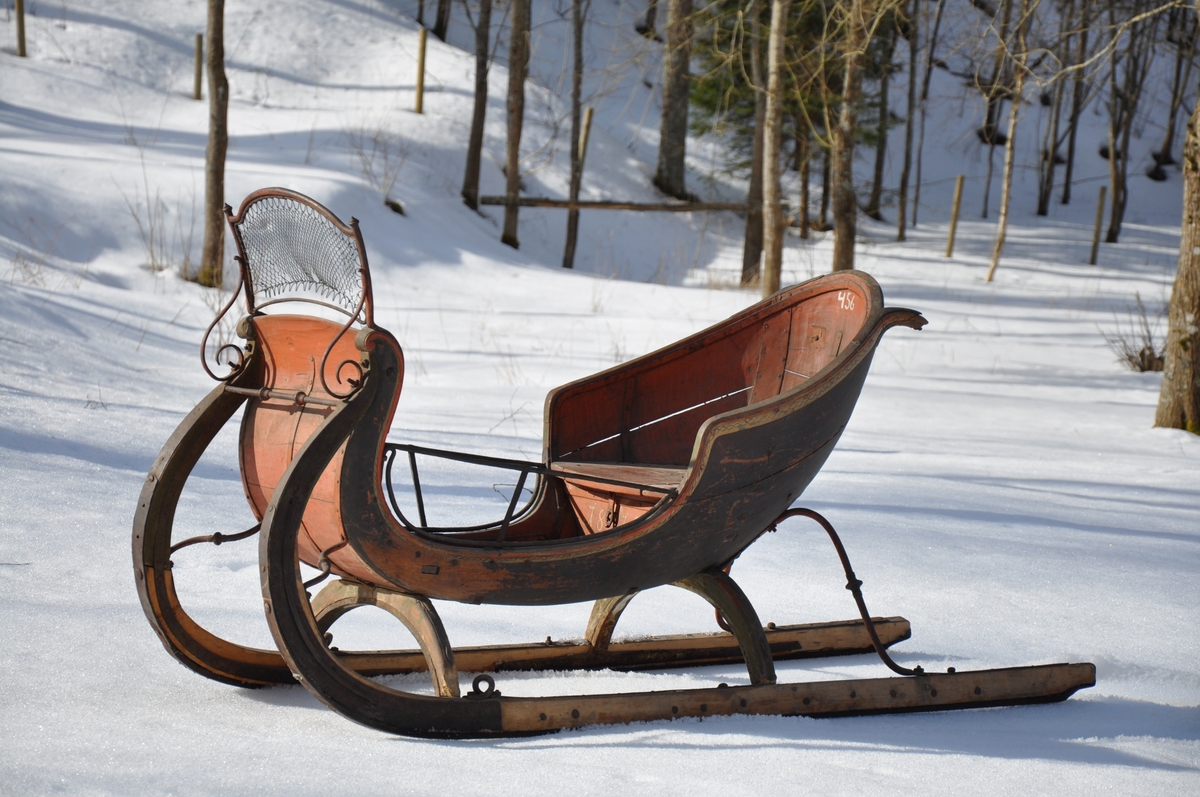 Slede for én hest til persontransport. Ett hovedsete  med svungen fasong for en person. To håndtak på fatings rygg . Ståplass for kusk på meier som er ekstra lange bakover. Ett par skjæker.