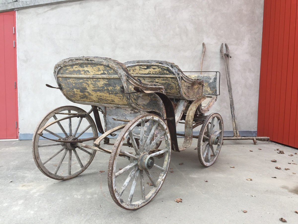 4-hjuls vogn for én og to hester til persontransport. To identiske seter med svungen fasong.