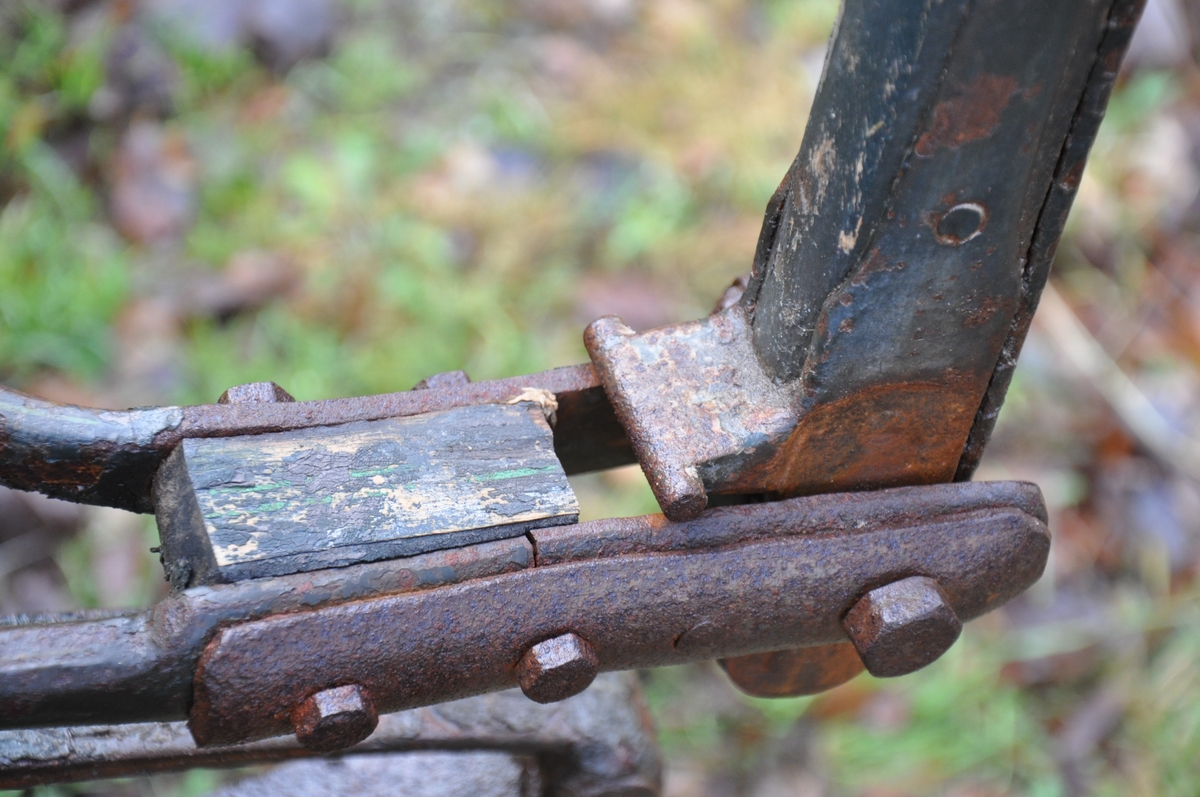 4-hjuls vogn for trekk med én hest. Trilletype. Spesielt stor fløy (skvettskjerm) . Lakeisete bakerst, stort hovedsete, lite motsete.