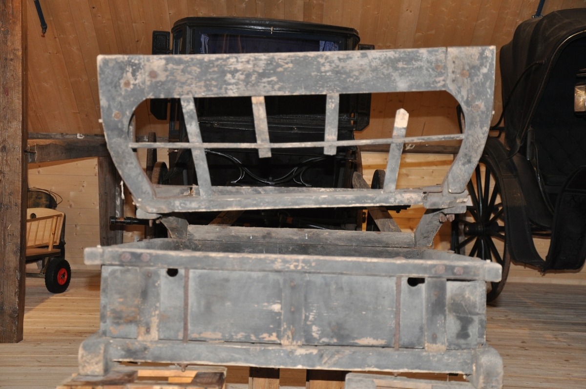 Vognkropp for trekk med én hest. Stolkjerre. Løst sete med avfjæring via to utkragede trestykker. Aksel og hjul mangler.
