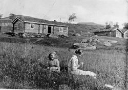 To kvinner i blomstereng på setervoll Fallsetra, Borgny og R