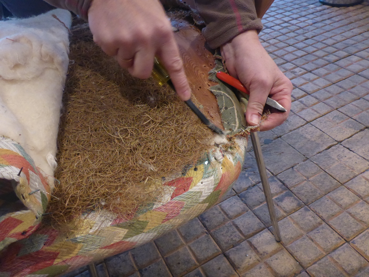 Stolen har en ramme av tre med dreide frambein som er beiset og oljet.