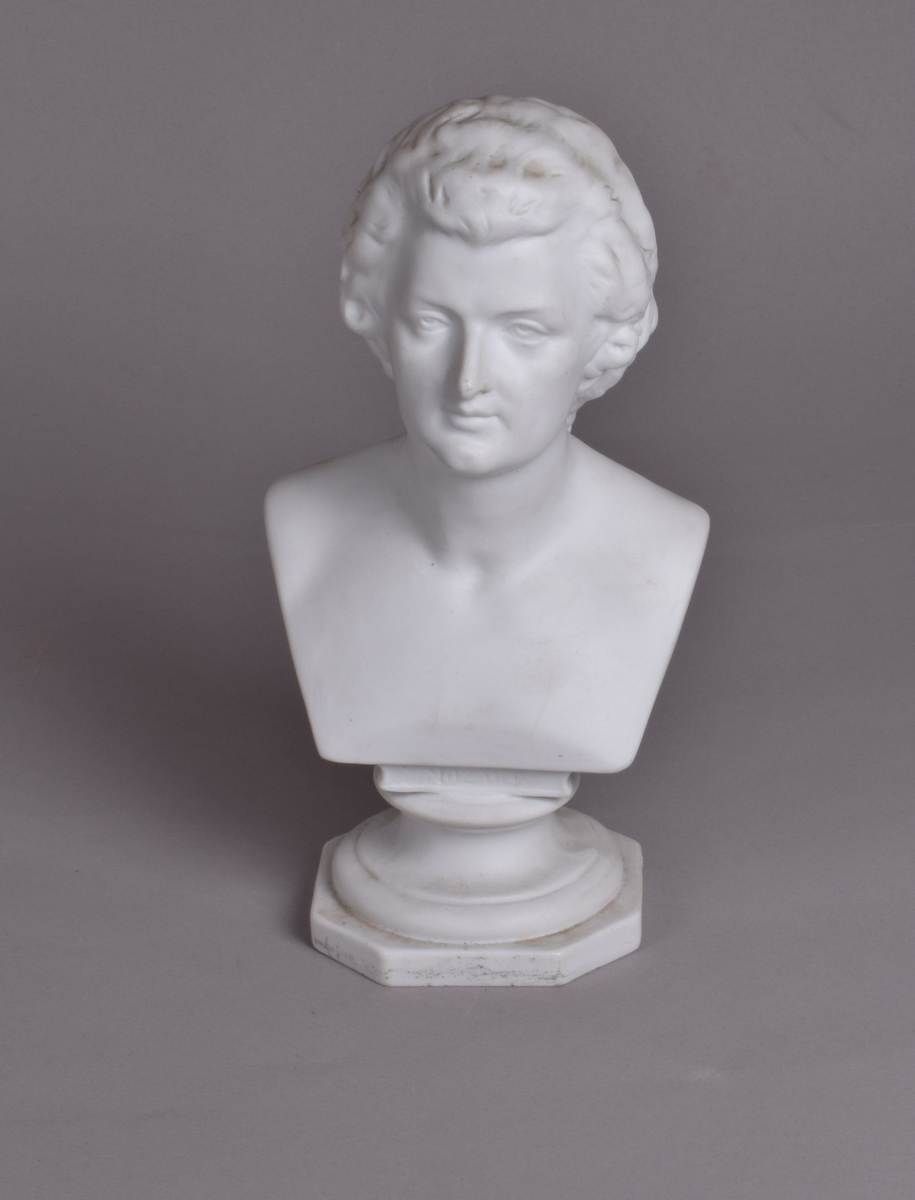 Liten byste av Mozart på 8-kantet sokkel.