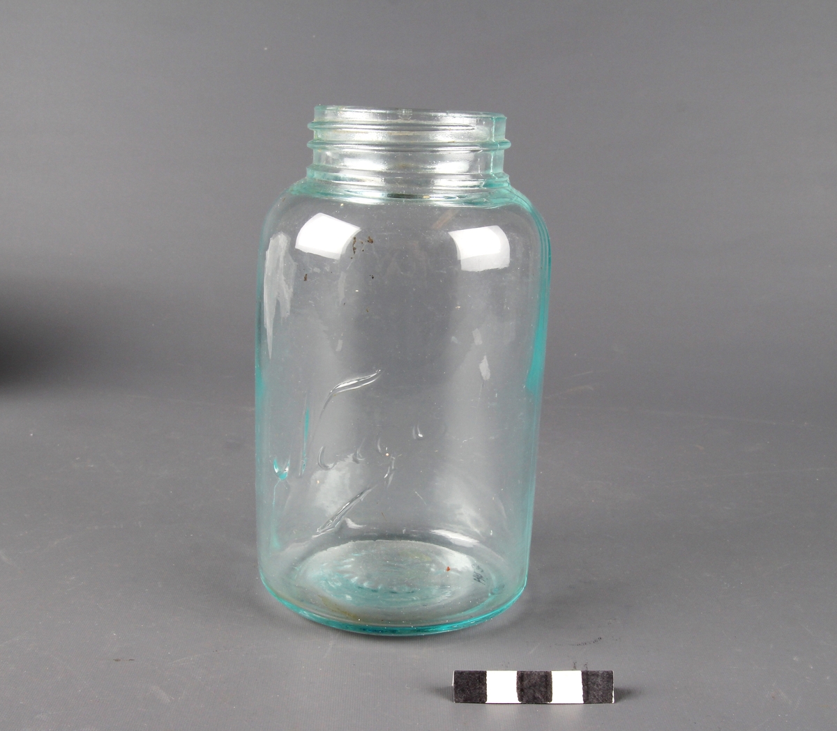 Glasskrukke med støpt påskrift